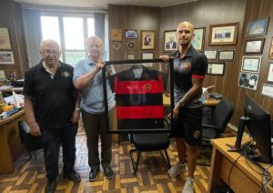 Na última segunda-feira (23) a Escola de Futebol do 14 de Julho entregou aos proprietários dos Supermercados Righi um agradecimento pelo apoio que a rede vem dando ao esporte quatorzeano. O presente foi uma camiseta do 14 assinada por todos os alunos que integram a Escola de Futebol e foi entregue pelo também gestor, Guilherme Guedes, que salientou que os demais parceiros também receberão. "A entrega foi uma forma de agradecimento ao suporte que o Supermercados Righi tem nos dado, assim como será feito com outros parceiros. Fazer futebol, mesmo que a nível de Escola de Futebol, é um desafio enorme. E contar com parceiros como o Righi nos dá a segurança de que estamos no caminho certo. Juntos, faremos o EC 14 de Julho cada vez mais forte", destacou Guilherme. Para Antônio Righi, um dos proprietário do Supermercado, é uma satisfação receber esse agradecimento do 14 de Julho, pois entende que é responsabilidade social das empresas procurar minimizar a situação de vulnerabilidade social que há em Sant'Ana do Livram. "Nós fomos pessoalmente ao 14 de Julho fazer uma visita, lá vimos os jovens treinando e eles tem muitos sonhos, inclusive de poder se tornar um dia profissional do futebol. Ficamos motivados e aceitamos o convite do Manoel de participar através de um convenio, podendo prestigiar esses jovens seja com uniforme, seja através de alimentação, mas sempre ajudando nesse sentido. Nós ficamos motivados e muito agradecidos em receber desses jovens essa retribuição", declarou Antônio.