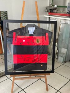Na última segunda-feira (23) a Escola de Futebol do 14 de Julho entregou aos proprietários dos Supermercados Righi um agradecimento pelo apoio que a rede vem dando ao esporte quatorzeano. O presente foi uma camiseta do 14 assinada por todos os alunos que integram a Escola de Futebol e foi entregue pelo também gestor, Guilherme Guedes, que salientou que os demais parceiros também receberão. "A entrega foi uma forma de agradecimento ao suporte que o Supermercados Righi tem nos dado, assim como será feito com outros parceiros. Fazer futebol, mesmo que a nível de Escola de Futebol, é um desafio enorme. E contar com parceiros como o Righi nos dá a segurança de que estamos no caminho certo. Juntos, faremos o EC 14 de Julho cada vez mais forte", destacou Guilherme. Para Antônio Righi, um dos proprietário do Supermercado, é uma satisfação receber esse agradecimento do 14 de Julho, pois entende que é responsabilidade social das empresas procurar minimizar a situação de vulnerabilidade social que há em Sant'Ana do Livram. "Nós fomos pessoalmente ao 14 de Julho fazer uma visita, lá vimos os jovens treinando e eles tem muitos sonhos, inclusive de poder se tornar um dia profissional do futebol. Ficamos motivados e aceitamos o convite do Manoel de participar através de um convenio, podendo prestigiar esses jovens seja com uniforme, seja através de alimentação, mas sempre ajudando nesse sentido. Nós ficamos motivados e muito agradecidos em receber desses jovens essa retribuição", declarou Antônio.