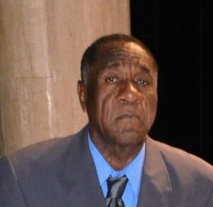 Comunidade se une em prol de cirurgia de Antônio da Rosa Prates O santanense Antônio da Rosa, de 61 anos, conhecido popularmente por Toto, recebeu em agosto de 2022 o diagnóstico de câncer de próstata e desde então vem buscando formas de poder realizar a cirurgia o mais breve possível. De acordo com a esposa de Antonio, Flavia Rocha, ele necessita fazer a cirurgia prostectomia radical (retirada da próstata) e todos os exames já foram feitos pelo SUS, porém o procedimento ainda não foi marcado. “Encaminhamos tudo pelo SUS no Hospital Santa Clara, todos os exames pré-cirúrgicos, porém a data da cirurgia ficou em aberto e por conta disso ingressamos com uma ação judicial solicitando o agendamento e tivemos uma resposta positiva”, explicou Flavia apontando que até o momento o hospital não havia sido notificado e por isso resolveram fazer o procedimento em um hospital particular. “Nós temos que apresentar três orçamentos no processo, de três hospitais diferentes, para isso precisamos consultar com médicos em clinicas particulares aqui em Porto Alegre e pagar as consultas”, salientou. Atualmente Antônio e Flavia estão residindo na capital gaúcha desde 2021 quando Flavia foi realizar um tratamento de câncer de mama. Ambos se colocam a disposição pelo telefone (55) 99111-9426 e doações podem encaminhadas através da chave pix CPF 639.981.300-04 Antônio Jorge da Rosa Prates. Toto trabalhou por mais de 10 anos no Departamento de Água e Esgoto e em sua última função atuou como responsável pela oficina até o ano de 2020, hoje trabalha de forma informal em Porto Alegre. Ajuda da comunidade fronteiriça Amigos se uniram e estão realizando ações para arrecadar fundos para que Antônio possa pagar as consultas e também auxiliar nas despesas do dia-a-dia. Rifa Solidária Uma rifa está sendo organizada por Silvia Adriana Nunes, com sorteio marcado para o dia 2 de fevereiro, onde uma mini sessão de fotos em estúdio, um bolo de 20kg, 30 docinhos, 50 salgadinhos e uma hidratação, escova ou chapinha, serão sorteados ao valor de R$2 por número. Mais informações pelo telefone (55) 99623-7646. Samba Solidário O Clube Farroupilha, através de sua diretoria está organizando um Samba Solidário no próximo domingo (29), na sede do Clube, a partir das 19h, com ingressos ao valor de R$10. Já confirmou presença os grupos Festa do Samba, Seu Balance, Puro Som do Vargas, Teorema Show e Edinho Larruscain.