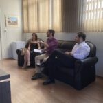 DEFENSORIA PÚBLICA E PODER LEGISLATIVO | Presidente da Câmara de Vereadores, Galo Del Fabro recebe os Defensores Públicos Estaduais. Na manhã desta Sexta-feira(27), o Presidente da Câmara de Vereadores, Ver. Galo Del Fabro juntamente com o Assessor Jurídico da Presidência, Dr. Paulo Borges, receberam na Presidência do Poder Legislativo os Defensores Públicos Regionais de Santana do Livramento, Dra. Luciana Badra Guerra, Dr. Carlos Marcondes Júnior e o Dr. Lucas Martins Righi. Na oportunidade os Defensores realizaram visita institucional ao Poder Legislativo. O objetivo foi reafirmar uma parceria que se estende desde 2007 relativa à cooperação entre ambas as instituições, visando maximizar os atendimentos oferecidos à população vulnerável da Fronteira. Além disso, os defensores também expuseram ao Presidente Galo Del Fabro, os compromissos da Defensoria Pública com os cidadãos assistidos da Comarca de Sant’Ana do Livramento e Quaraí. Durante o último ano a defensoria pública estadual realizou mais de 23 Mil atendimentos, mais de 15 mil processos em carga, mais de 800 audiências e mais de 13 mil ajuizamentos e petições, em ambas comarcas.