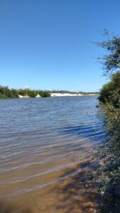 Tragédia em Rosário: soldados santanenses tentam salvar vítimas de afogamento Na tarde deste domingo (29), soldados santanenes que estão atuando na operação Golfinho, no município de Rosário do Sul, foram acionados para atender uma ocorrência de afogamento no Rio Santa Maria. De acordo com informações da Brigada Militar, os soldados José e Bittencourt, juntamente com os soldados Elizandro e Edenilson ao chegar na localidade encontraram um adolescente, de 13 anos, pedindo ajuda para salvar os seus pais que estavam dentro do Rio. Após informar o local onde estaria o casal, os soldados localizaram a mulher, a retiraram do Rio em um caiaque de uma testemunha que passava pelo local. Tentaram realizar manobra de ressuscitação cardiopulmonar (RCP), até a chegada de outra viatura da Brigada que conduziu a vítima, ainda com vida, até o hospital do município. A mãe do adolescente não resistiu, vindo a óbito, já o pai foi encontrado sem vida horas após buscas realizadas pelo Corpo de Bombeiros. Os soldados Elizandro, Edenilson e Bittencourt permanecem em atendimento médico e estão internados no Pronto Socorro, devido terem ingerido água.