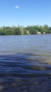 Tragédia em Rosário: soldados santanenses tentam salvar vítimas de afogamento Na tarde deste domingo (29), soldados santanenes que estão atuando na operação Golfinho, no município de Rosário do Sul, foram acionados para atender uma ocorrência de afogamento no Rio Santa Maria. De acordo com informações da Brigada Militar, os soldados José e Bittencourt, juntamente com os soldados Elizandro e Edenilson ao chegar na localidade encontraram um adolescente, de 13 anos, pedindo ajuda para salvar os seus pais que estavam dentro do Rio. Após informar o local onde estaria o casal, os soldados localizaram a mulher, a retiraram do Rio em um caiaque de uma testemunha que passava pelo local. Tentaram realizar manobra de ressuscitação cardiopulmonar (RCP), até a chegada de outra viatura da Brigada que conduziu a vítima, ainda com vida, até o hospital do município. A mãe do adolescente não resistiu, vindo a óbito, já o pai foi encontrado sem vida horas após buscas realizadas pelo Corpo de Bombeiros. Os soldados Elizandro, Edenilson e Bittencourt permanecem em atendimento médico e estão internados no Pronto Socorro, devido terem ingerido água.