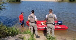 Tragédia em Rosário: soldados santanenses tentam salvar vítimas de afogamento Na tarde deste domingo (29), soldados santanenes que estão atuando na operação Golfinho, no município de Rosário do Sul, foram acionados para atender uma ocorrência de afogamento no Rio Santa Maria. De acordo com informações da Brigada Militar, os soldados José e Bittencourt, juntamente com os soldados Elizandro e Edenilson ao chegar na localidade encontraram um adolescente, de 13 anos, pedindo ajuda para salvar os seus pais que estavam dentro do Rio. Após informar o local onde estaria o casal, os soldados localizaram a mulher, a retiraram do Rio em um caiaque de uma testemunha que passava pelo local. Tentaram realizar manobra de ressuscitação cardiopulmonar (RCP), até a chegada de outra viatura da Brigada que conduziu a vítima, ainda com vida, até o hospital do município. A mãe do adolescente não resistiu, vindo a óbito, já o pai foi encontrado sem vida horas após buscas realizadas pelo Corpo de Bombeiros. Os soldados Elizandro, Edenilson e Bittencourt permanecem em atendimento médico e estão internados no Pronto Socorro, devido terem ingerido água.