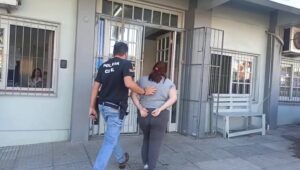 Operação Fake News prende quatro em Livramento e em Quaraí Agentes da Delegacia de Polícia Civil de Sant’Ana do Livramento contaram com o apoio de agentes da DP de Quaraí na investigação e na prisão dos envolvidos Na manhã de terça-feira (31), a Polícia Civil efetuou a prisão de quatro pessoas suspeitas de participação nos crimes de extorsão e associação criminosa. Através do ‘Golpe dos Nudes’, os investigados de iniciais, L.E.M.F, J.C.D.S., J.M.M e F.S.P, extorquiam dinheiro das vítimas por meio de perfil falso nas redes sociais, obtendo vantagem ilícita, onde os valores eram depositados em contas bancárias de pessoas próximas ao líder. De acordo com a delegada Giovana Müller, o líder do grupo criminoso aplicava o golpe de dentro de Presidio Estadual de Sant’Ana do Livramento (PESL). Foram cumpridos mandados de busca e apreensão e quatro mandados de prisão preventiva, na investigação que iniciou no ano de 2022. “Através deste golpe auxiliado por pessoas próximas dele, parentes e amigos, era obtida vantagem ilícita, pois ele criava um perfil falso de uma adolescente e a partir daí ele conversava com o homem. A partir do momento que essas conversas se desenvolviam e eram trocadas imagens e vídeos íntimos, ele passava a intimidar aquela pessoa dizendo que era um delegado de polícia e que o que aquela vítima estava fazendo ele denominava por pedofilia e que para ele não prendê-lo exigia dinheiro”, explicou a delegada. Ainda segundo a investigação, quando os valores eram depositados, o golpista então se dizia juiz e exigia mais dinheiro. “As duas mulheres foram encaminhadas a penitenciária local, onde também foi cumprida a prisão do líder e em Quaraí foi preso outro integrante do grupo”, conclui Müller, apontando que o líder que já está recolhido recebeu uma nova ordem de prisão preventiva. O dinheiro recebido com as extorsões eram depositados nas contas dos outros envolvidos e era utilizado em benefício da associação criminosa “Esse crime muitas vezes não é registrado, tanto é que a investigação não começou através de registro de ocorrência de uma das vítima e sim de uma apreensão de um celular onde se descobriu que esse golpe era praticado. Isso é uma extorsão, é um crime grave e as vítimas por vergonha não registram”, afirmou a delegada.