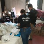 Operação Fake News prende quatro em Livramento e em Quaraí Agentes da Delegacia de Polícia Civil de Sant’Ana do Livramento contaram com o apoio de agentes da DP de Quaraí na investigação e na prisão dos envolvidos Na manhã de terça-feira (31), a Polícia Civil efetuou a prisão de quatro pessoas suspeitas de participação nos crimes de extorsão e associação criminosa. Através do ‘Golpe dos Nudes’, os investigados de iniciais, L.E.M.F, J.C.D.S., J.M.M e F.S.P, extorquiam dinheiro das vítimas por meio de perfil falso nas redes sociais, obtendo vantagem ilícita, onde os valores eram depositados em contas bancárias de pessoas próximas ao líder. De acordo com a delegada Giovana Müller, o líder do grupo criminoso aplicava o golpe de dentro de Presidio Estadual de Sant’Ana do Livramento (PESL). Foram cumpridos mandados de busca e apreensão e quatro mandados de prisão preventiva, na investigação que iniciou no ano de 2022. “Através deste golpe auxiliado por pessoas próximas dele, parentes e amigos, era obtida vantagem ilícita, pois ele criava um perfil falso de uma adolescente e a partir daí ele conversava com o homem. A partir do momento que essas conversas se desenvolviam e eram trocadas imagens e vídeos íntimos, ele passava a intimidar aquela pessoa dizendo que era um delegado de polícia e que o que aquela vítima estava fazendo ele denominava por pedofilia e que para ele não prendê-lo exigia dinheiro”, explicou a delegada. Ainda segundo a investigação, quando os valores eram depositados, o golpista então se dizia juiz e exigia mais dinheiro. “As duas mulheres foram encaminhadas a penitenciária local, onde também foi cumprida a prisão do líder e em Quaraí foi preso outro integrante do grupo”, conclui Müller, apontando que o líder que já está recolhido recebeu uma nova ordem de prisão preventiva. O dinheiro recebido com as extorsões eram depositados nas contas dos outros envolvidos e era utilizado em benefício da associação criminosa “Esse crime muitas vezes não é registrado, tanto é que a investigação não começou através de registro de ocorrência de uma das vítima e sim de uma apreensão de um celular onde se descobriu que esse golpe era praticado. Isso é uma extorsão, é um crime grave e as vítimas por vergonha não registram”, afirmou a delegada.