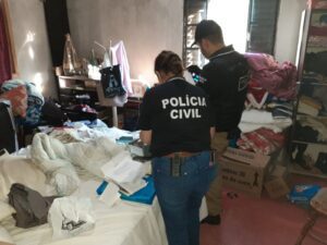 Operação Fake News prende quatro em Livramento e em Quaraí Agentes da Delegacia de Polícia Civil de Sant’Ana do Livramento contaram com o apoio de agentes da DP de Quaraí na investigação e na prisão dos envolvidos Na manhã de terça-feira (31), a Polícia Civil efetuou a prisão de quatro pessoas suspeitas de participação nos crimes de extorsão e associação criminosa. Através do ‘Golpe dos Nudes’, os investigados de iniciais, L.E.M.F, J.C.D.S., J.M.M e F.S.P, extorquiam dinheiro das vítimas por meio de perfil falso nas redes sociais, obtendo vantagem ilícita, onde os valores eram depositados em contas bancárias de pessoas próximas ao líder. De acordo com a delegada Giovana Müller, o líder do grupo criminoso aplicava o golpe de dentro de Presidio Estadual de Sant’Ana do Livramento (PESL). Foram cumpridos mandados de busca e apreensão e quatro mandados de prisão preventiva, na investigação que iniciou no ano de 2022. “Através deste golpe auxiliado por pessoas próximas dele, parentes e amigos, era obtida vantagem ilícita, pois ele criava um perfil falso de uma adolescente e a partir daí ele conversava com o homem. A partir do momento que essas conversas se desenvolviam e eram trocadas imagens e vídeos íntimos, ele passava a intimidar aquela pessoa dizendo que era um delegado de polícia e que o que aquela vítima estava fazendo ele denominava por pedofilia e que para ele não prendê-lo exigia dinheiro”, explicou a delegada. Ainda segundo a investigação, quando os valores eram depositados, o golpista então se dizia juiz e exigia mais dinheiro. “As duas mulheres foram encaminhadas a penitenciária local, onde também foi cumprida a prisão do líder e em Quaraí foi preso outro integrante do grupo”, conclui Müller, apontando que o líder que já está recolhido recebeu uma nova ordem de prisão preventiva. O dinheiro recebido com as extorsões eram depositados nas contas dos outros envolvidos e era utilizado em benefício da associação criminosa “Esse crime muitas vezes não é registrado, tanto é que a investigação não começou através de registro de ocorrência de uma das vítima e sim de uma apreensão de um celular onde se descobriu que esse golpe era praticado. Isso é uma extorsão, é um crime grave e as vítimas por vergonha não registram”, afirmou a delegada.