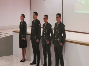 APRESENTAÇÃO DE MILITARES No dia 6 de fevereiro de 2023, apresentaram-se no 7º Regimento de Cavalaria Mecanizado, “Regimento Brigadeiro Vasco Alves Pereira”, ”, a 3º Sargento de Saúde Natiele Gutierres Fernandez, oriunda do Hospital de Guarnição de Santiago, "Hospital General Médico Epaminondas de Albuquerque Filho", sediado em Santiago – RS e os 3º Sargentos de Cavalaria Natã De Sousa Machado, Sérgio Henrique Coelho De Oliveira e Vítor Moreira Da Conceição, recém egressos da Escola de Sargentos das Armas (ESA), localizada na cidade de Três Corações – MG. Na oportunidade, o Comandante do Regimento, Sr. Tenente-Coronel Rafael Polinício Lanza Braga, parabenizou, em nome dos demais militares, por suas escolhas em servir no “Sétimo de Cavalaria”. A Sargento Gutierres fará parte do Posto Médico da Guarnição de Santana do Livramento e os Sargentos Machado, Sérgio e Da Conceição, assumirão as funções de Comandantes de Grupo de Combate em suas respectivas Subunidades. Após a apresentação formal os Sargentos recém egressos da ESA cumpriram uma pequena missão de reconhecimento dentro do perímetro da OM, onde participaram de diversas oficinas, tais como: Cross Operacional, Transposição de Curso D’água, Marcha, Orientação e Equitação tudo coordenado por militares do Regimento. “7º RC Mec – 100 anos de ocupação do Cerro do Depósito” (1923-2023)