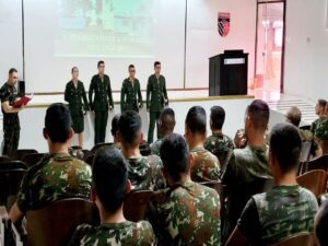 APRESENTAÇÃO DE MILITARES No dia 6 de fevereiro de 2023, apresentaram-se no 7º Regimento de Cavalaria Mecanizado, “Regimento Brigadeiro Vasco Alves Pereira”, ”, a 3º Sargento de Saúde Natiele Gutierres Fernandez, oriunda do Hospital de Guarnição de Santiago, "Hospital General Médico Epaminondas de Albuquerque Filho", sediado em Santiago – RS e os 3º Sargentos de Cavalaria Natã De Sousa Machado, Sérgio Henrique Coelho De Oliveira e Vítor Moreira Da Conceição, recém egressos da Escola de Sargentos das Armas (ESA), localizada na cidade de Três Corações – MG. Na oportunidade, o Comandante do Regimento, Sr. Tenente-Coronel Rafael Polinício Lanza Braga, parabenizou, em nome dos demais militares, por suas escolhas em servir no “Sétimo de Cavalaria”. A Sargento Gutierres fará parte do Posto Médico da Guarnição de Santana do Livramento e os Sargentos Machado, Sérgio e Da Conceição, assumirão as funções de Comandantes de Grupo de Combate em suas respectivas Subunidades. Após a apresentação formal os Sargentos recém egressos da ESA cumpriram uma pequena missão de reconhecimento dentro do perímetro da OM, onde participaram de diversas oficinas, tais como: Cross Operacional, Transposição de Curso D’água, Marcha, Orientação e Equitação tudo coordenado por militares do Regimento. “7º RC Mec – 100 anos de ocupação do Cerro do Depósito” (1923-2023)