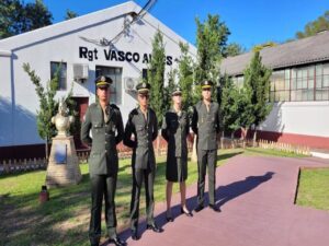APRESENTAÇÃO DE MILITARES No dia 6 de fevereiro de 2023, apresentaram-se no 7º Regimento de Cavalaria Mecanizado, “Regimento Brigadeiro Vasco Alves Pereira”, ”, a 3º Sargento de Saúde Natiele Gutierres Fernandez, oriunda do Hospital de Guarnição de Santiago, "Hospital General Médico Epaminondas de Albuquerque Filho", sediado em Santiago – RS e os 3º Sargentos de Cavalaria Natã De Sousa Machado, Sérgio Henrique Coelho De Oliveira e Vítor Moreira Da Conceição, recém egressos da Escola de Sargentos das Armas (ESA), localizada na cidade de Três Corações – MG. Na oportunidade, o Comandante do Regimento, Sr. Tenente-Coronel Rafael Polinício Lanza Braga, parabenizou, em nome dos demais militares, por suas escolhas em servir no “Sétimo de Cavalaria”. A Sargento Gutierres fará parte do Posto Médico da Guarnição de Santana do Livramento e os Sargentos Machado, Sérgio e Da Conceição, assumirão as funções de Comandantes de Grupo de Combate em suas respectivas Subunidades. Após a apresentação formal os Sargentos recém egressos da ESA cumpriram uma pequena missão de reconhecimento dentro do perímetro da OM, onde participaram de diversas oficinas, tais como: Cross Operacional, Transposição de Curso D’água, Marcha, Orientação e Equitação tudo coordenado por militares do Regimento. “7º RC Mec – 100 anos de ocupação do Cerro do Depósito” (1923-2023)