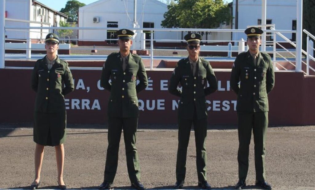 APRESENTAÇÃO DE MILITARES No dia 6 de fevereiro de 2023, apresentaram-se no 7º Regimento de Cavalaria Mecanizado, “Regimento Brigadeiro Vasco Alves Pereira”, ”, a 3º Sargento de Saúde Natiele Gutierres Fernandez, oriunda do Hospital de Guarnição de Santiago, "Hospital General Médico Epaminondas de Albuquerque Filho", sediado em Santiago – RS e os 3º Sargentos de Cavalaria Natã De Sousa Machado, Sérgio Henrique Coelho De Oliveira e Vítor Moreira Da Conceição, recém egressos da Escola de Sargentos das Armas (ESA), localizada na cidade de Três Corações – MG. Na oportunidade, o Comandante do Regimento, Sr. Tenente-Coronel Rafael Polinício Lanza Braga, parabenizou, em nome dos demais militares, por suas escolhas em servir no “Sétimo de Cavalaria”. A Sargento Gutierres fará parte do Posto Médico da Guarnição de Santana do Livramento e os Sargentos Machado, Sérgio e Da Conceição, assumirão as funções de Comandantes de Grupo de Combate em suas respectivas Subunidades. Após a apresentação formal os Sargentos recém egressos da ESA cumpriram uma pequena missão de reconhecimento dentro do perímetro da OM, onde participaram de diversas oficinas, tais como: Cross Operacional, Transposição de Curso D’água, Marcha, Orientação e Equitação tudo coordenado por militares do Regimento. “7º RC Mec – 100 anos de ocupação do Cerro do Depósito” (1923-2023)