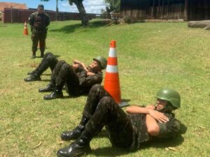 APRESENTAÇÃO DE MILITARES No dia 6 de fevereiro de 2023, apresentaram-se no 7º Regimento de Cavalaria Mecanizado, “Regimento Brigadeiro Vasco Alves Pereira”, ”, a 3º Sargento de Saúde Natiele Gutierres Fernandez, oriunda do Hospital de Guarnição de Santiago, "Hospital General Médico Epaminondas de Albuquerque Filho", sediado em Santiago – RS e os 3º Sargentos de Cavalaria Natã De Sousa Machado, Sérgio Henrique Coelho De Oliveira e Vítor Moreira Da Conceição, recém egressos da Escola de Sargentos das Armas (ESA), localizada na cidade de Três Corações – MG. Na oportunidade, o Comandante do Regimento, Sr. Tenente-Coronel Rafael Polinício Lanza Braga, parabenizou, em nome dos demais militares, por suas escolhas em servir no “Sétimo de Cavalaria”. A Sargento Gutierres fará parte do Posto Médico da Guarnição de Santana do Livramento e os Sargentos Machado, Sérgio e Da Conceição, assumirão as funções de Comandantes de Grupo de Combate em suas respectivas Subunidades. Após a apresentação formal os Sargentos recém egressos da ESA cumpriram uma pequena missão de reconhecimento dentro do perímetro da OM, onde participaram de diversas oficinas, tais como: Cross Operacional, Transposição de Curso D’água, Marcha, Orientação e Equitação tudo coordenado por militares do Regimento. “7º RC Mec – 100 anos de ocupação do Cerro do Depósito” (1923-2023)