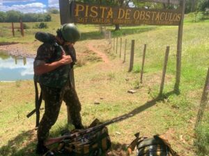 APRESENTAÇÃO DE MILITARES No dia 6 de fevereiro de 2023, apresentaram-se no 7º Regimento de Cavalaria Mecanizado, “Regimento Brigadeiro Vasco Alves Pereira”, ”, a 3º Sargento de Saúde Natiele Gutierres Fernandez, oriunda do Hospital de Guarnição de Santiago, "Hospital General Médico Epaminondas de Albuquerque Filho", sediado em Santiago – RS e os 3º Sargentos de Cavalaria Natã De Sousa Machado, Sérgio Henrique Coelho De Oliveira e Vítor Moreira Da Conceição, recém egressos da Escola de Sargentos das Armas (ESA), localizada na cidade de Três Corações – MG. Na oportunidade, o Comandante do Regimento, Sr. Tenente-Coronel Rafael Polinício Lanza Braga, parabenizou, em nome dos demais militares, por suas escolhas em servir no “Sétimo de Cavalaria”. A Sargento Gutierres fará parte do Posto Médico da Guarnição de Santana do Livramento e os Sargentos Machado, Sérgio e Da Conceição, assumirão as funções de Comandantes de Grupo de Combate em suas respectivas Subunidades. Após a apresentação formal os Sargentos recém egressos da ESA cumpriram uma pequena missão de reconhecimento dentro do perímetro da OM, onde participaram de diversas oficinas, tais como: Cross Operacional, Transposição de Curso D’água, Marcha, Orientação e Equitação tudo coordenado por militares do Regimento. “7º RC Mec – 100 anos de ocupação do Cerro do Depósito” (1923-2023)