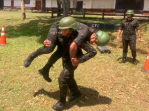 APRESENTAÇÃO DE MILITARES No dia 6 de fevereiro de 2023, apresentaram-se no 7º Regimento de Cavalaria Mecanizado, “Regimento Brigadeiro Vasco Alves Pereira”, ”, a 3º Sargento de Saúde Natiele Gutierres Fernandez, oriunda do Hospital de Guarnição de Santiago, "Hospital General Médico Epaminondas de Albuquerque Filho", sediado em Santiago – RS e os 3º Sargentos de Cavalaria Natã De Sousa Machado, Sérgio Henrique Coelho De Oliveira e Vítor Moreira Da Conceição, recém egressos da Escola de Sargentos das Armas (ESA), localizada na cidade de Três Corações – MG. Na oportunidade, o Comandante do Regimento, Sr. Tenente-Coronel Rafael Polinício Lanza Braga, parabenizou, em nome dos demais militares, por suas escolhas em servir no “Sétimo de Cavalaria”. A Sargento Gutierres fará parte do Posto Médico da Guarnição de Santana do Livramento e os Sargentos Machado, Sérgio e Da Conceição, assumirão as funções de Comandantes de Grupo de Combate em suas respectivas Subunidades. Após a apresentação formal os Sargentos recém egressos da ESA cumpriram uma pequena missão de reconhecimento dentro do perímetro da OM, onde participaram de diversas oficinas, tais como: Cross Operacional, Transposição de Curso D’água, Marcha, Orientação e Equitação tudo coordenado por militares do Regimento. “7º RC Mec – 100 anos de ocupação do Cerro do Depósito” (1923-2023)