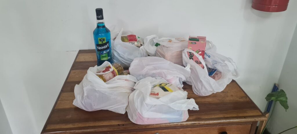 Na tarde de terça-feira  (31), a Força Tática prendeu um uruguaio em frente a um supermercado na linha Divisória, após o homem efetuar compras em um cartão roubado. De acordo com a Brigada Militar, na madrugada de terça, este homem junto com um comparsa invadiram pelo telhado a residência do idoso de 76 anos de idade e além de agredi-lo, roubaram seus documentos e cartões. No mesmo dia, os dois foram ao supermercado e fizeram compras nos cartões do idoso, mas ao saírem foram surpreendidos pelos águias da BM. Um dos homens fugiu em direção a cidade de Rivera, mas o outro capturado, encaminhado até a DPPA e após registro da ocorrência foi liberado. 