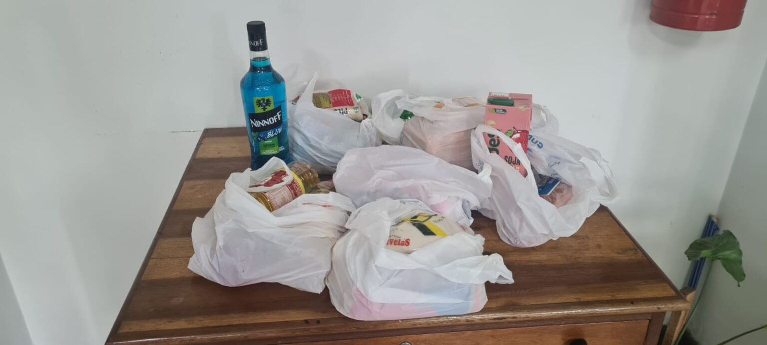 Na tarde de terça-feira  (31), a Força Tática prendeu um uruguaio em frente a um supermercado na linha Divisória, após o homem efetuar compras em um cartão roubado. De acordo com a Brigada Militar, na madrugada de terça, este homem junto com um comparsa invadiram pelo telhado a residência do idoso de 76 anos de idade e além de agredi-lo, roubaram seus documentos e cartões. No mesmo dia, os dois foram ao supermercado e fizeram compras nos cartões do idoso, mas ao saírem foram surpreendidos pelos águias da BM. Um dos homens fugiu em direção a cidade de Rivera, mas o outro capturado, encaminhado até a DPPA e após registro da ocorrência foi liberado. 