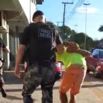 Na tarde de terça-feira  (31), a Força Tática prendeu um uruguaio em frente a um supermercado na linha Divisória, após o homem efetuar compras em um cartão roubado. De acordo com a Brigada Militar, na madrugada de terça, este homem junto com um comparsa invadiram pelo telhado a residência do idoso de 76 anos de idade e além de agredi-lo, roubaram seus documentos e cartões. No mesmo dia, os dois foram ao supermercado e fizeram compras nos cartões do idoso, mas ao saírem foram surpreendidos pelos águias da BM. Um dos homens fugiu em direção a cidade de Rivera, mas o outro capturado, encaminhado até a DPPA e após registro da ocorrência foi liberado. 