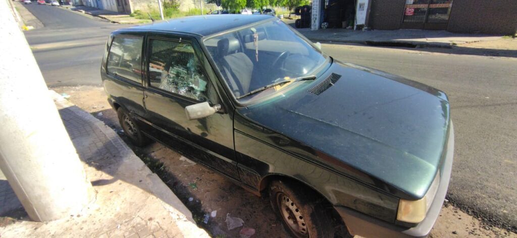 A madrugada desta segunda-feira (6) foi marcada por mais um homicídio em Sant'Ana do Livramento. Desta vez um homem de 31 anos de idade que foi vitima de vários disparos de arma de fogo no centro da cidade.  O homicídio aconteceu no cruzamento das ruas Thomaz Albornoz e avenida João Goulart, quando um homem não identificado desceu de um veículo preto e efetuou vários disparos contra as pessoas que estavam no local, embarcando neste veículo que o aguardava mais a frente na rua Thomaz Alborboz.  Dirnei Mendes de Assis faleceu no local e os outros dois homens de 22 e 23 anos foram encaminhados pelo SAMU a Santa casa de Misericórdia com ferimentos no peito e na perna.  Segundo a delegada de Policia Civil Giovana Müller, tanto o crime ocorrido no sábado, no bairro Armour, quanto o desta madruga possuem envolvimento com o tráfico de drogas.  “Dois homicídios consumados, mais tentativas em relação a outras pessoas. O trabalho da investigação é voltado no primeiro momento ao envolvimento com tráfico de drogas. É muito recente, então é o trabalho agora da investigação, de apurar autoria e materialidade e ouvir testemunhas. Não temos muitos detalhes a informar, mas solicitamos o apoio da população, sabendo alguma informação e identificação. Em razão dos antecedentes envolvendo as vítimas, as pessoas que estavam envolvidas nesses fatos, sendo que um deles recentemente estava em liberdade provisória, pois neste mês havia sido autuado em flagrante por posse ou porte de arma. São indivíduos que tinham e tem envolvimento com o tráfico de drogas" relatou a delegada. No local havia diversas cápsulas de pistola 9mm e um veículo, supostamente utilizados pelas vítimas foi alvo de vários disparos também. A Brigada Militar iniciou o atendimento da ocorrência até a chegada do Instituto Geral de Perícias e da Polícia Civil que imediatamente iniciou as diligencias. 
