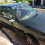 A madrugada desta segunda-feira (6) foi marcada por mais um homicídio em Sant'Ana do Livramento. Desta vez um homem de 31 anos de idade que foi vitima de vários disparos de arma de fogo no centro da cidade.  O homicídio aconteceu no cruzamento das ruas Thomaz Albornoz e avenida João Goulart, quando um homem não identificado desceu de um veículo preto e efetuou vários disparos contra as pessoas que estavam no local, embarcando neste veículo que o aguardava mais a frente na rua Thomaz Alborboz.  Dirnei Mendes de Assis faleceu no local e os outros dois homens de 22 e 23 anos foram encaminhados pelo SAMU a Santa casa de Misericórdia com ferimentos no peito e na perna.  Segundo a delegada de Policia Civil Giovana Müller, tanto o crime ocorrido no sábado, no bairro Armour, quanto o desta madruga possuem envolvimento com o tráfico de drogas.  “Dois homicídios consumados, mais tentativas em relação a outras pessoas. O trabalho da investigação é voltado no primeiro momento ao envolvimento com tráfico de drogas. É muito recente, então é o trabalho agora da investigação, de apurar autoria e materialidade e ouvir testemunhas. Não temos muitos detalhes a informar, mas solicitamos o apoio da população, sabendo alguma informação e identificação. Em razão dos antecedentes envolvendo as vítimas, as pessoas que estavam envolvidas nesses fatos, sendo que um deles recentemente estava em liberdade provisória, pois neste mês havia sido autuado em flagrante por posse ou porte de arma. São indivíduos que tinham e tem envolvimento com o tráfico de drogas" relatou a delegada. No local havia diversas cápsulas de pistola 9mm e um veículo, supostamente utilizados pelas vítimas foi alvo de vários disparos também. A Brigada Militar iniciou o atendimento da ocorrência até a chegada do Instituto Geral de Perícias e da Polícia Civil que imediatamente iniciou as diligencias. 