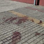 A madrugada desta segunda-feira (6) foi marcada por mais um homicídio em Sant'Ana do Livramento. Desta vez um homem de 31 anos de idade que foi vitima de vários disparos de arma de fogo no centro da cidade.  O homicídio aconteceu no cruzamento das ruas Thomaz Albornoz e avenida João Goulart, quando um homem não identificado desceu de um veículo preto e efetuou vários disparos contra as pessoas que estavam no local, embarcando neste veículo que o aguardava mais a frente na rua Thomaz Alborboz.  Dirnei Mendes de Assis faleceu no local e os outros dois homens de 22 e 23 anos foram encaminhados pelo SAMU a Santa casa de Misericórdia com ferimentos no peito e na perna.  Segundo a delegada de Policia Civil Giovana Müller, tanto o crime ocorrido no sábado, no bairro Armour, quanto o desta madruga possuem envolvimento com o tráfico de drogas.  “Dois homicídios consumados, mais tentativas em relação a outras pessoas. O trabalho da investigação é voltado no primeiro momento ao envolvimento com tráfico de drogas. É muito recente, então é o trabalho agora da investigação, de apurar autoria e materialidade e ouvir testemunhas. Não temos muitos detalhes a informar, mas solicitamos o apoio da população, sabendo alguma informação e identificação. Em razão dos antecedentes envolvendo as vítimas, as pessoas que estavam envolvidas nesses fatos, sendo que um deles recentemente estava em liberdade provisória, pois neste mês havia sido autuado em flagrante por posse ou porte de arma. São indivíduos que tinham e tem envolvimento com o tráfico de drogas" relatou a delegada. No local havia diversas cápsulas de pistola 9mm e um veículo, supostamente utilizados pelas vítimas foi alvo de vários disparos também. A Brigada Militar iniciou o atendimento da ocorrência até a chegada do Instituto Geral de Perícias e da Polícia Civil que imediatamente iniciou as diligencias. 