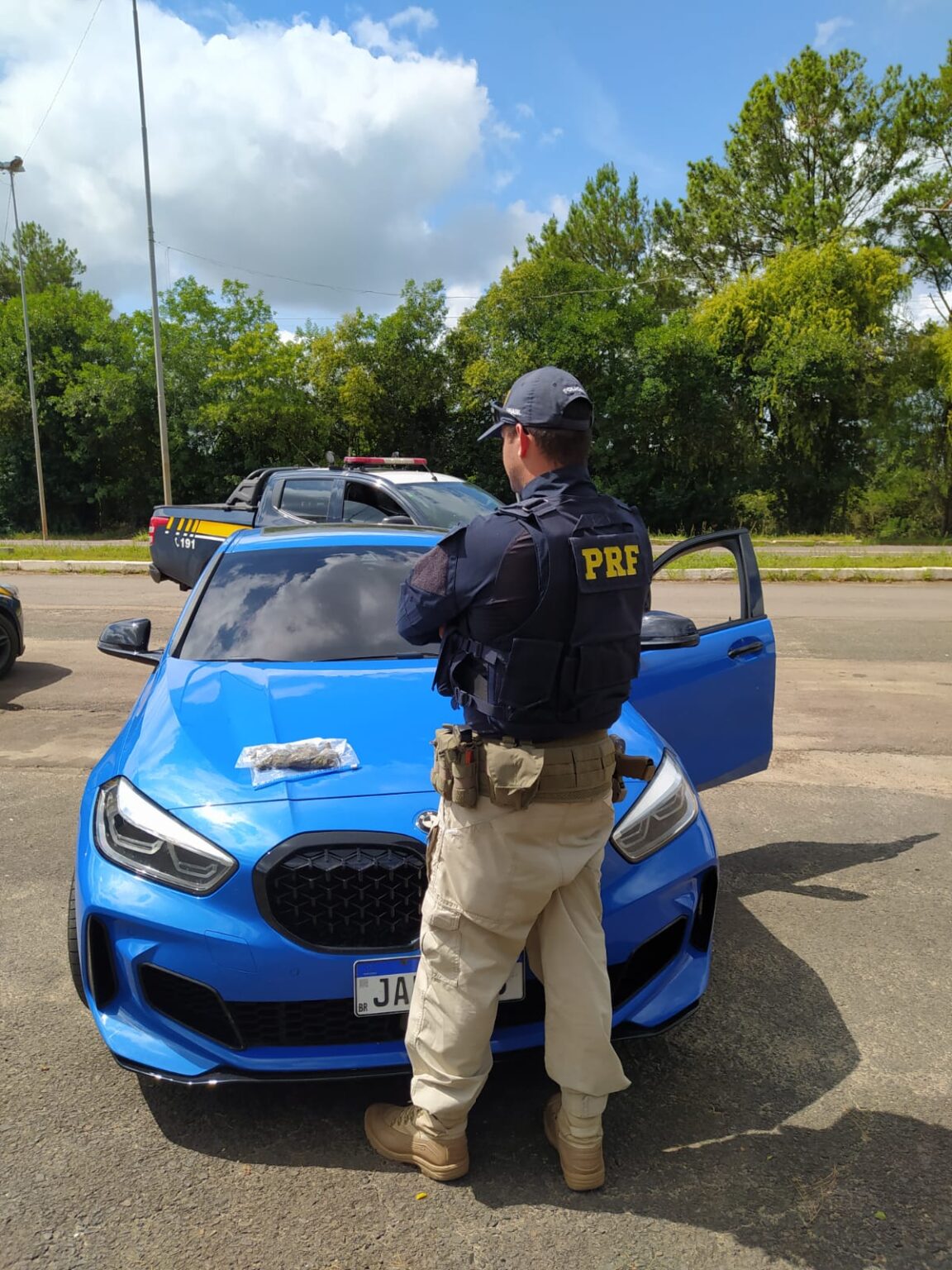 Na manhã desta quarta-feira (15), a Polícia Rodoviária Federal prendeu um brasileiro e uma uruguaia com Skunk em Pantano Grande. De acordo com a PRF, uma operação de combate ao crime acontecia na BR 290 até que uma BMW emplacada em Santana do Livramento apresentou atitude suspeita. Durante abordagem os policiais sentiram cheiro de maconha e ao solicitar ao motorista que encostasse o veículo mais à frente perceberam que algo havia sido arremessado pela janela.  Após buscas, encontraram um saco de plástico embalado com 30 gramas de Skunk.  O motorista, de 28 anos, natural de Sant'Ana do Livramento, sem antecedentes, disse que vinha com a namorada, uma uruguaia com 18 anos, do Uruguai para o litoral gaúcho. O casal foi conduzido para a delegacia com a droga e o carro. O Skunk, conhecido por super maconha, é uma droga muito concentrada e com alto valor de revenda.