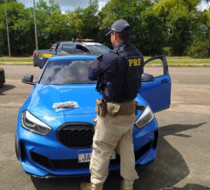 Na manhã desta quarta-feira (15), a Polícia Rodoviária Federal prendeu um brasileiro e uma uruguaia com Skunk em Pantano Grande. De acordo com a PRF, uma operação de combate ao crime acontecia na BR 290 até que uma BMW emplacada em Santana do Livramento apresentou atitude suspeita. Durante abordagem os policiais sentiram cheiro de maconha e ao solicitar ao motorista que encostasse o veículo mais à frente perceberam que algo havia sido arremessado pela janela.  Após buscas, encontraram um saco de plástico embalado com 30 gramas de Skunk.  O motorista, de 28 anos, natural de Sant'Ana do Livramento, sem antecedentes, disse que vinha com a namorada, uma uruguaia com 18 anos, do Uruguai para o litoral gaúcho. O casal foi conduzido para a delegacia com a droga e o carro. O Skunk, conhecido por super maconha, é uma droga muito concentrada e com alto valor de revenda.