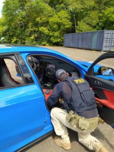 Na manhã desta quarta-feira (15), a Polícia Rodoviária Federal prendeu um brasileiro e uma uruguaia com Skunk em Pantano Grande. De acordo com a PRF, uma operação de combate ao crime acontecia na BR 290 até que uma BMW emplacada em Santana do Livramento apresentou atitude suspeita. Durante abordagem os policiais sentiram cheiro de maconha e ao solicitar ao motorista que encostasse o veículo mais à frente perceberam que algo havia sido arremessado pela janela.  Após buscas, encontraram um saco de plástico embalado com 30 gramas de Skunk.  O motorista, de 28 anos, natural de Sant'Ana do Livramento, sem antecedentes, disse que vinha com a namorada, uma uruguaia com 18 anos, do Uruguai para o litoral gaúcho. O casal foi conduzido para a delegacia com a droga e o carro. O Skunk, conhecido por super maconha, é uma droga muito concentrada e com alto valor de revenda.