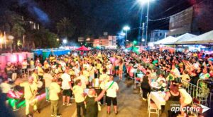 CarnaShow Um retorno esperado que levou mais de 20 mil pessoas ao Largo Hugolino Andrade nas três noites de CarnaShow na Arena Liesa. Com apresentação da Bafo da Onça, Os Acadêmicos e Tradição, ficou evidente que o Carnaval 2024 está mais próximo da realidade. Além das agremiações de do municipi9o, fizeram uma participação especial as escolas de samba Bambas da Alegria e os Rouxinóis, que vieram da cidade de Uruguaiana apoiar o carnaval. A atual presidente da Liesa, Denise Toledo, ressaltou que esse evento foi o pontapé inicial para o carnaval competitivo de 2024 e que as escolas logo darão início nesses preparativos. “A idéia era uma pequena apresentação, apenas harmonia e bateria, e o evento cresceu muito e as escolas se envolveram e mostraram o desejo do carnaval para o ano que vem. Conseguimos perceber nessas três noites que o nosso sonho pode se tornar realidade. As pessoas precisam entender que o samba é alegria e nós precisamos dessa alegria, e muito mais que isso é a geração de renda, é as pessoas ganhando o seu dinheiro. Essa cultura popular que a gente tem que respeitar e valorizar”, destacou Denise. A secretária de Turismo, Sandra Pontes, “Podemos dizer que foi um sucesso, fizemos um pré carnaval no Lago Batuva que foi um sucesso. Fazendo uma avaliação aqui no Largo Hugolino, tivemos três dias de carnaval que também foi um sucesso total, aproximadamente 20 mil pessoas estiveram presentes nos três dias. Conseguimos fomentar o comércio local, porque é uma maneira de girar a economia de Livramento, tivemos uma segurança da Brigada Militar, Bombeiros e ambulância. Ver o os santanenses e os riverenses cantando e dançando. Foi um grande sucesso.” Para a prefeita, Ana Tarouco, o evento foi um sucesso e todas as pessoas puderam de divertir. “O evento foi bem conduzido e para 2024 obviamente vamos trabalhar para melhorar, a Liesa fez um execelente trabalho em parceria com a Prefeitura, todos aproveitaram e o evento transcorreu na mais absoluta normalidade e temos muito a fazer”.