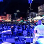 CarnaShow Um retorno esperado que levou mais de 20 mil pessoas ao Largo Hugolino Andrade nas três noites de CarnaShow na Arena Liesa. Com apresentação da Bafo da Onça, Os Acadêmicos e Tradição, ficou evidente que o Carnaval 2024 está mais próximo da realidade. Além das agremiações de do municipi9o, fizeram uma participação especial as escolas de samba Bambas da Alegria e os Rouxinóis, que vieram da cidade de Uruguaiana apoiar o carnaval. A atual presidente da Liesa, Denise Toledo, ressaltou que esse evento foi o pontapé inicial para o carnaval competitivo de 2024 e que as escolas logo darão início nesses preparativos. “A idéia era uma pequena apresentação, apenas harmonia e bateria, e o evento cresceu muito e as escolas se envolveram e mostraram o desejo do carnaval para o ano que vem. Conseguimos perceber nessas três noites que o nosso sonho pode se tornar realidade. As pessoas precisam entender que o samba é alegria e nós precisamos dessa alegria, e muito mais que isso é a geração de renda, é as pessoas ganhando o seu dinheiro. Essa cultura popular que a gente tem que respeitar e valorizar”, destacou Denise. A secretária de Turismo, Sandra Pontes, “Podemos dizer que foi um sucesso, fizemos um pré carnaval no Lago Batuva que foi um sucesso. Fazendo uma avaliação aqui no Largo Hugolino, tivemos três dias de carnaval que também foi um sucesso total, aproximadamente 20 mil pessoas estiveram presentes nos três dias. Conseguimos fomentar o comércio local, porque é uma maneira de girar a economia de Livramento, tivemos uma segurança da Brigada Militar, Bombeiros e ambulância. Ver o os santanenses e os riverenses cantando e dançando. Foi um grande sucesso.” Para a prefeita, Ana Tarouco, o evento foi um sucesso e todas as pessoas puderam de divertir. “O evento foi bem conduzido e para 2024 obviamente vamos trabalhar para melhorar, a Liesa fez um execelente trabalho em parceria com a Prefeitura, todos aproveitaram e o evento transcorreu na mais absoluta normalidade e temos muito a fazer”.