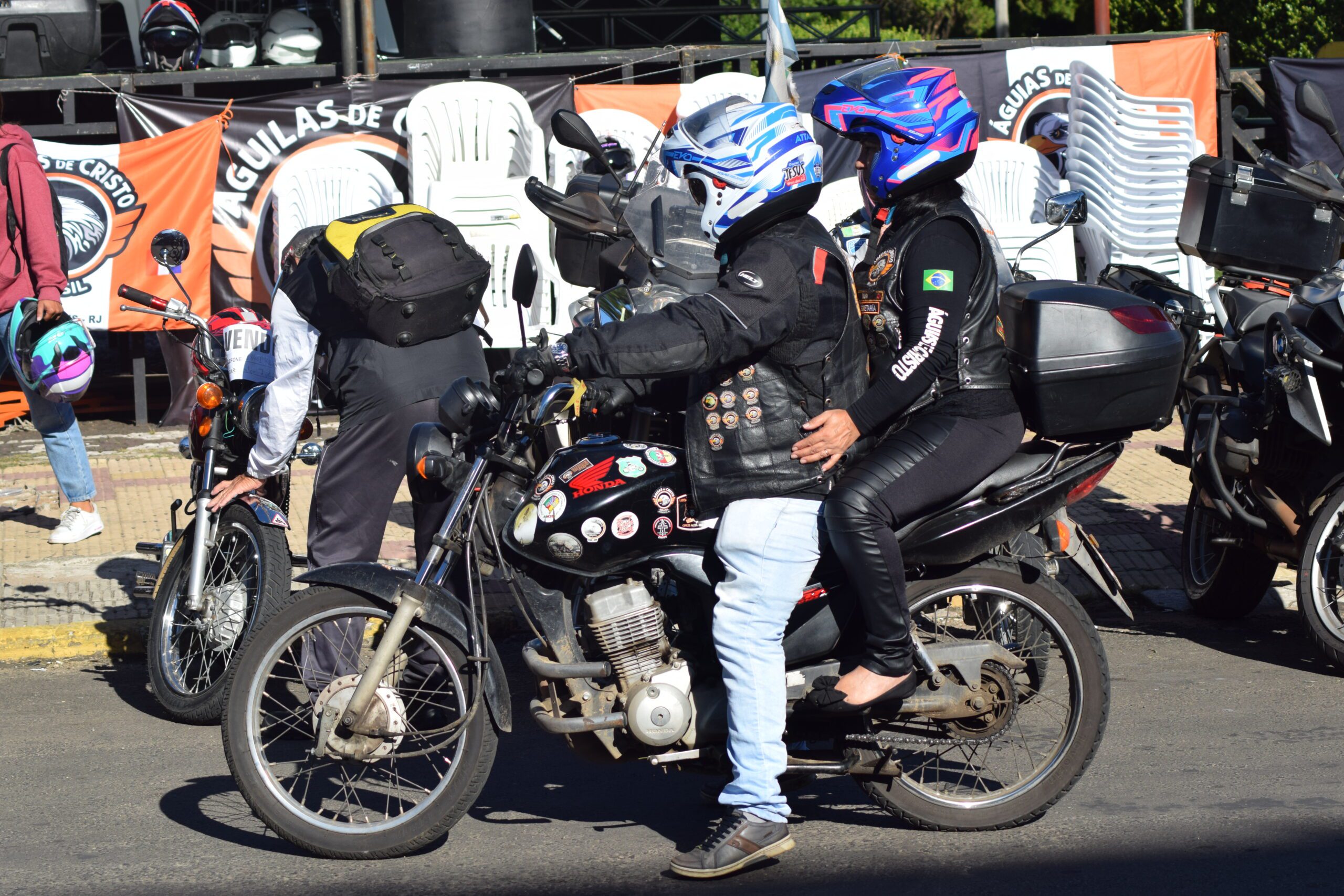 Moto Clube Águias de Cristo realizam ação na fronteira da paz