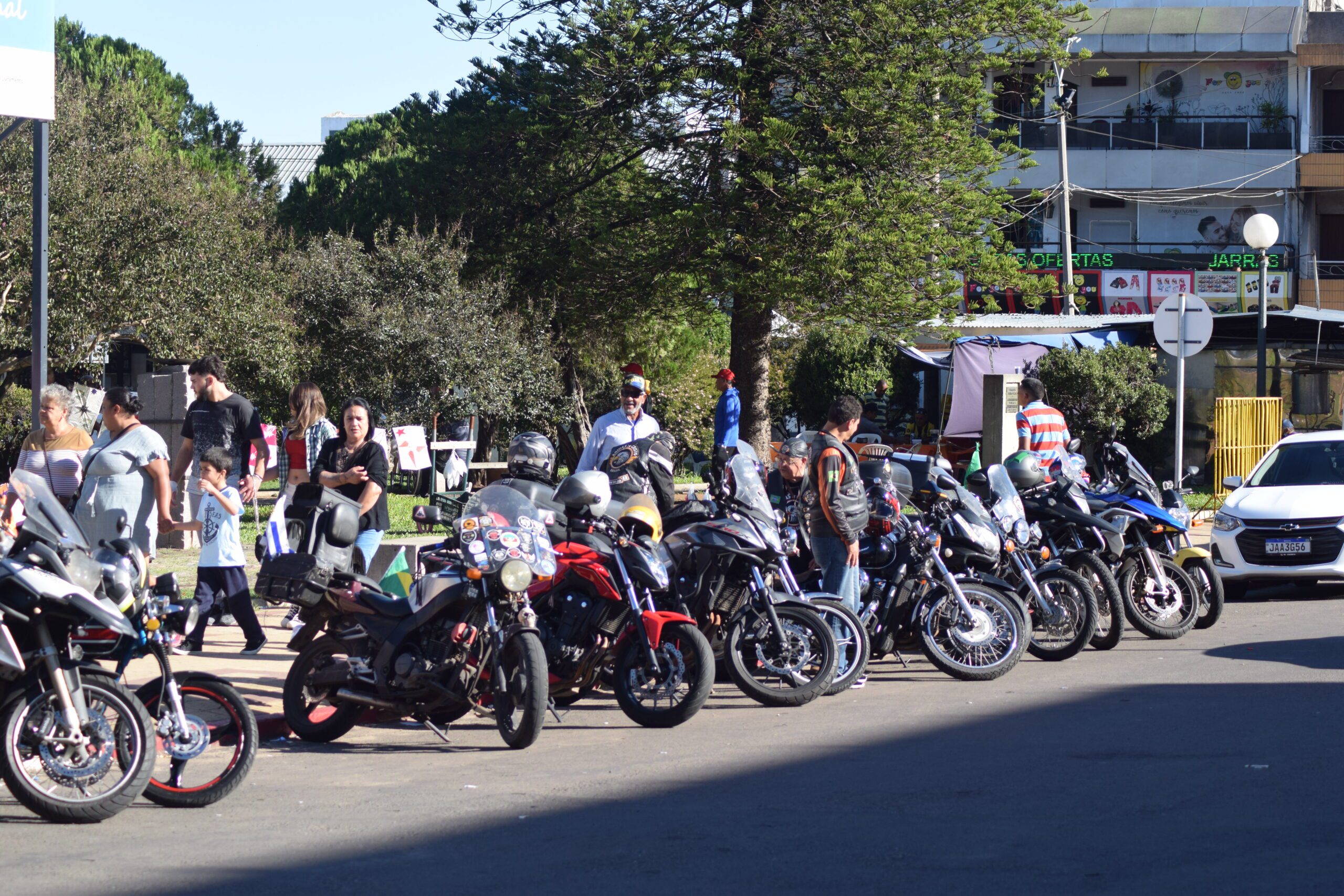 Moto Clube Águias de Cristo realizam ação na fronteira da paz