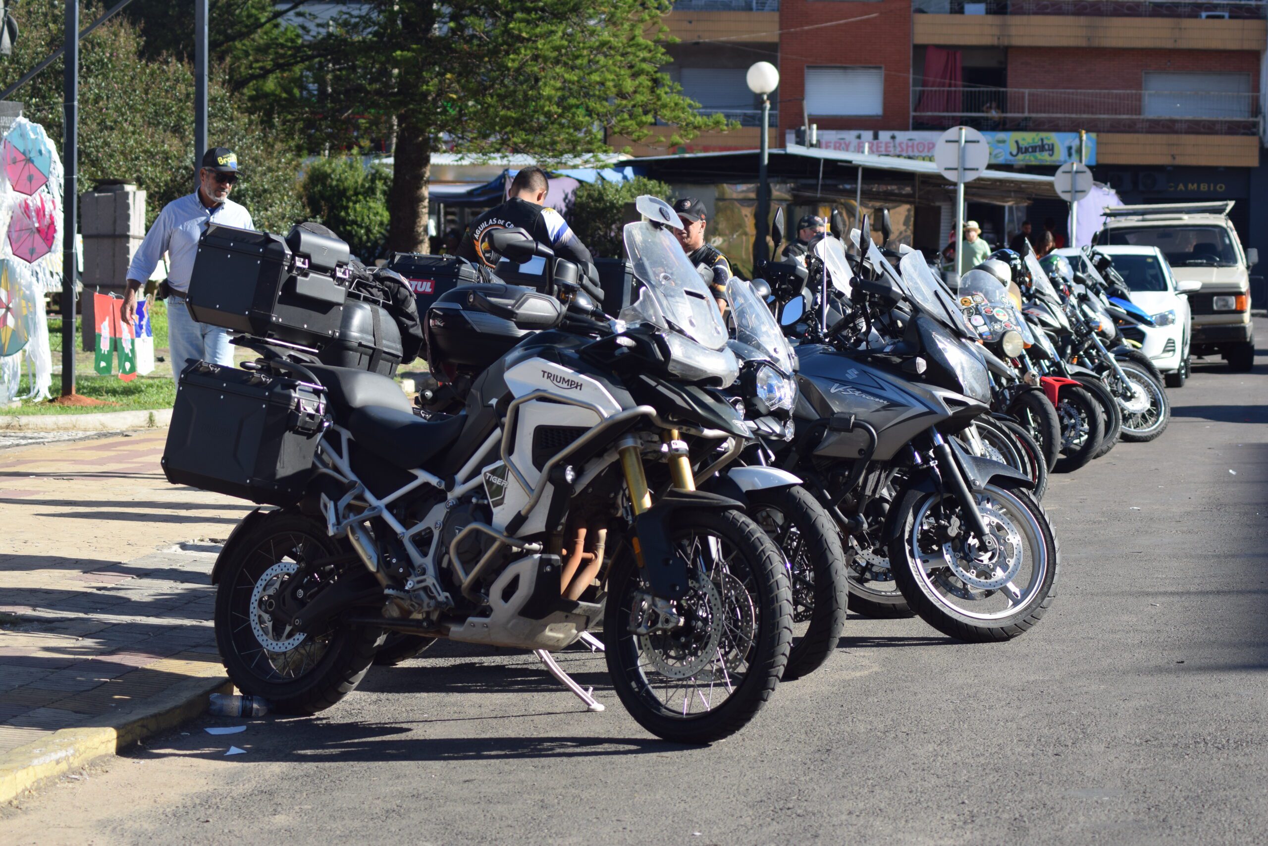 Águias TS Moto Clube doa 800kg de mantimentos ao Banco de