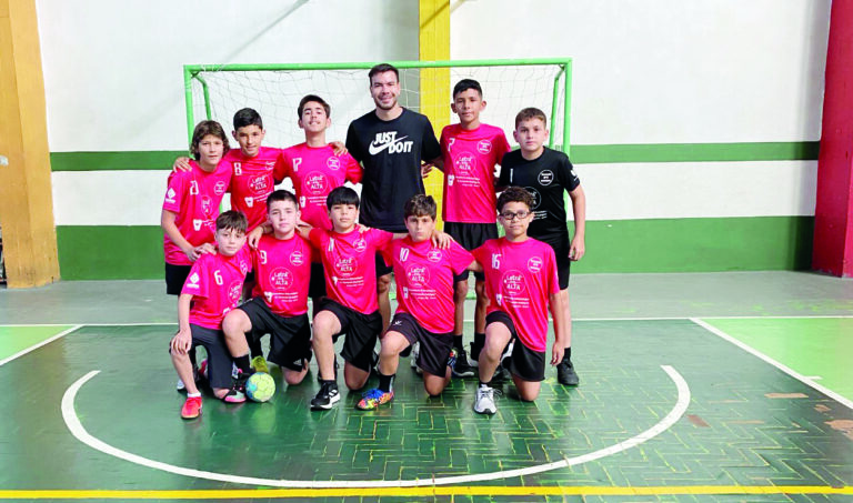 Los “pibes” de la escuela 2 gritaron “Dale Campeón”!!!