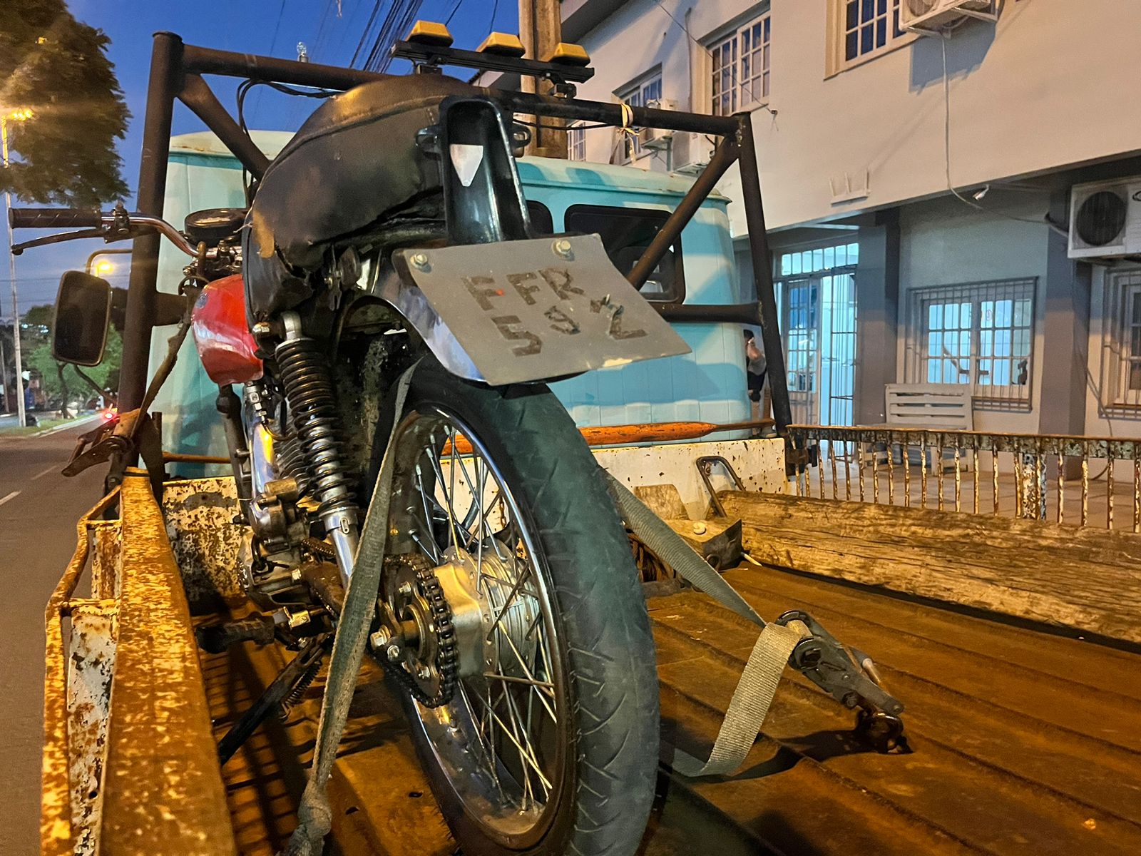 Menor é apreendido pela Força Tática com motocicleta com adulteração de características