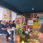 Assentamento Bom Será recebe sala digital do Governo Federal Localizado a 30 km do centro de Sant’Ana do Livramento, a Escola Estadual de Ensino Médio Antônio Conselheiro, recebeu uma sala digital através de um projeto piloto coordenado pelo INCRA em parceria com a Universidade Federal Fluminense (UFF). De acordo com o Incra, na primeira etapa seriam atendidas apenas comunidades da região metropolitana, mas a ampliação foi necessária para outras três regiões com dificuldade na comunicação e de transportes. A sala digital é composta por 20 computadores, impressora, antena de internet e tutores indicados por cada assentamento para orientar e organizar o espaço junto com os usuários. A diretora da escola, Cleide Luncks Almeida, sede do projeto, destacou a importância da escolha da instituição devido ao seu papel no ensino médio do campo e à presença significativa de assentamentos na região. A coordenadora do projeto, Erika Rocha, juntamente com três estudantes selecionados pela comunidade escolar, estará disponível para oferecer suporte e orientação aos usuários da sala, que já está em funcionamento nos três turnos da escola. “A sala já está funcionando desde a sua inauguração nos três turnos, manhã, tarde e noite. As pessoas agendam para fazer acessar o sistema do Governo, para ver aplicativos Minha Casa Minha Vida, tem muitas coisas legais que já vêm disponibilizados nesses computadores, então é bem interessante. Também os programas do INCRA, o espelho da agricultor, o que ele deve, que projetos ele já acessou, qual é o prazo para pagamento dos financiamentos, tudo isso é possível visualizar ali. E além disso, eles terão acesso a cursos que estão sendo preparados pelas universidades e a escola vai organizar turmas de agricultores e de estudantes para ministrar isso. Nós estamos bem interessados em fazer dar certo esse projeto”, destacou a diretora. Ainda segundo Cleide, a expectativa é que o sucesso desse projeto piloto, permita sua expansão para outras escolas, que é o caso da Escola Municipal Ensino Fundamental Paulo Freire que foi indicada para fazer parte do projeto, contribuindo para a inclusão digital e o desenvolvimento das comunidades rurais. “É uma conquista dos assentamentos da reforma agrária vinculados ao MST”, frisou. De acordo com o Ministério do Desenvolvimento Agrário, “A configuração dos equipamentos buscou atender especificidades dos agricultores. Por isso, os computadores possuem mouse reforçado a fim de facilitar o manuseio e os terminais apresentam capacidade limitada de armazenamento interno visando aumentar a vida útil, com foco na internet. Mesmo com esses cuidados, surgiram novas necessidades durante a implantação. Como resultado, os kits foram acrescidos de projetor e impressora e, em breve, receberão telão.