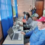 Assentamento Bom Será recebe sala digital do Governo Federal Localizado a 30 km do centro de Sant’Ana do Livramento, a Escola Estadual de Ensino Médio Antônio Conselheiro, recebeu uma sala digital através de um projeto piloto coordenado pelo INCRA em parceria com a Universidade Federal Fluminense (UFF). De acordo com o Incra, na primeira etapa seriam atendidas apenas comunidades da região metropolitana, mas a ampliação foi necessária para outras três regiões com dificuldade na comunicação e de transportes. A sala digital é composta por 20 computadores, impressora, antena de internet e tutores indicados por cada assentamento para orientar e organizar o espaço junto com os usuários. A diretora da escola, Cleide Luncks Almeida, sede do projeto, destacou a importância da escolha da instituição devido ao seu papel no ensino médio do campo e à presença significativa de assentamentos na região. A coordenadora do projeto, Erika Rocha, juntamente com três estudantes selecionados pela comunidade escolar, estará disponível para oferecer suporte e orientação aos usuários da sala, que já está em funcionamento nos três turnos da escola. “A sala já está funcionando desde a sua inauguração nos três turnos, manhã, tarde e noite. As pessoas agendam para fazer acessar o sistema do Governo, para ver aplicativos Minha Casa Minha Vida, tem muitas coisas legais que já vêm disponibilizados nesses computadores, então é bem interessante. Também os programas do INCRA, o espelho da agricultor, o que ele deve, que projetos ele já acessou, qual é o prazo para pagamento dos financiamentos, tudo isso é possível visualizar ali. E além disso, eles terão acesso a cursos que estão sendo preparados pelas universidades e a escola vai organizar turmas de agricultores e de estudantes para ministrar isso. Nós estamos bem interessados em fazer dar certo esse projeto”, destacou a diretora. Ainda segundo Cleide, a expectativa é que o sucesso desse projeto piloto, permita sua expansão para outras escolas, que é o caso da Escola Municipal Ensino Fundamental Paulo Freire que foi indicada para fazer parte do projeto, contribuindo para a inclusão digital e o desenvolvimento das comunidades rurais. “É uma conquista dos assentamentos da reforma agrária vinculados ao MST”, frisou. De acordo com o Ministério do Desenvolvimento Agrário, “A configuração dos equipamentos buscou atender especificidades dos agricultores. Por isso, os computadores possuem mouse reforçado a fim de facilitar o manuseio e os terminais apresentam capacidade limitada de armazenamento interno visando aumentar a vida útil, com foco na internet. Mesmo com esses cuidados, surgiram novas necessidades durante a implantação. Como resultado, os kits foram acrescidos de projetor e impressora e, em breve, receberão telão.