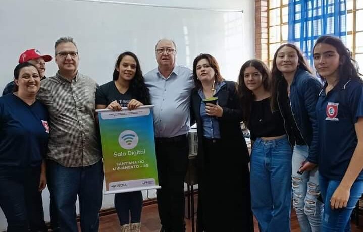 Assentamento Bom Será recebe sala digital do Governo Federal Localizado a 30 km do centro de Sant’Ana do Livramento, a Escola Estadual de Ensino Médio Antônio Conselheiro, recebeu uma sala digital através de um projeto piloto coordenado pelo INCRA em parceria com a Universidade Federal Fluminense (UFF). De acordo com o Incra, na primeira etapa seriam atendidas apenas comunidades da região metropolitana, mas a ampliação foi necessária para outras três regiões com dificuldade na comunicação e de transportes. A sala digital é composta por 20 computadores, impressora, antena de internet e tutores indicados por cada assentamento para orientar e organizar o espaço junto com os usuários. A diretora da escola, Cleide Luncks Almeida, sede do projeto, destacou a importância da escolha da instituição devido ao seu papel no ensino médio do campo e à presença significativa de assentamentos na região. A coordenadora do projeto, Erika Rocha, juntamente com três estudantes selecionados pela comunidade escolar, estará disponível para oferecer suporte e orientação aos usuários da sala, que já está em funcionamento nos três turnos da escola. “A sala já está funcionando desde a sua inauguração nos três turnos, manhã, tarde e noite. As pessoas agendam para fazer acessar o sistema do Governo, para ver aplicativos Minha Casa Minha Vida, tem muitas coisas legais que já vêm disponibilizados nesses computadores, então é bem interessante. Também os programas do INCRA, o espelho da agricultor, o que ele deve, que projetos ele já acessou, qual é o prazo para pagamento dos financiamentos, tudo isso é possível visualizar ali. E além disso, eles terão acesso a cursos que estão sendo preparados pelas universidades e a escola vai organizar turmas de agricultores e de estudantes para ministrar isso. Nós estamos bem interessados em fazer dar certo esse projeto”, destacou a diretora. Ainda segundo Cleide, a expectativa é que o sucesso desse projeto piloto, permita sua expansão para outras escolas, que é o caso da Escola Municipal Ensino Fundamental Paulo Freire que foi indicada para fazer parte do projeto, contribuindo para a inclusão digital e o desenvolvimento das comunidades rurais. “É uma conquista dos assentamentos da reforma agrária vinculados ao MST”, frisou. De acordo com o Ministério do Desenvolvimento Agrário, “A configuração dos equipamentos buscou atender especificidades dos agricultores. Por isso, os computadores possuem mouse reforçado a fim de facilitar o manuseio e os terminais apresentam capacidade limitada de armazenamento interno visando aumentar a vida útil, com foco na internet. Mesmo com esses cuidados, surgiram novas necessidades durante a implantação. Como resultado, os kits foram acrescidos de projetor e impressora e, em breve, receberão telão.