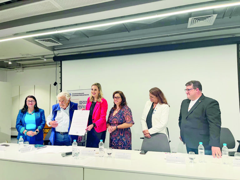 El ex Presidente Mujica recibe premio de la Universidad Federal de Pelotas