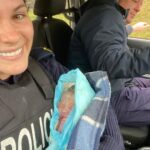 Policías trasladando a la beba
