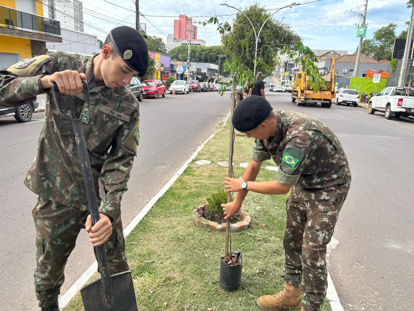 Militares do 7º regimento de Cavalaria Mecanizado realizam plantio de árvores em Sant’Ana do Livramento