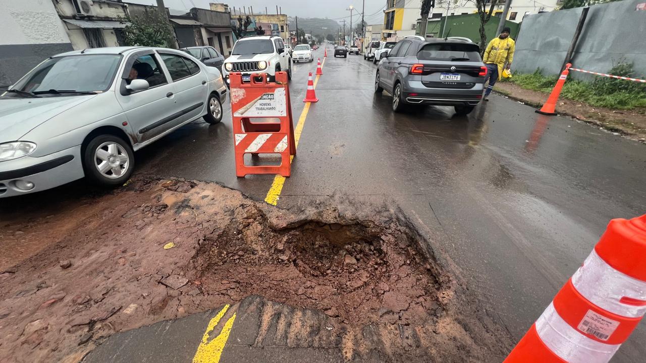 Разрытие асфальта на улице Андрадас в Порту-Алегри вызвало ДТП и перекрыло движение